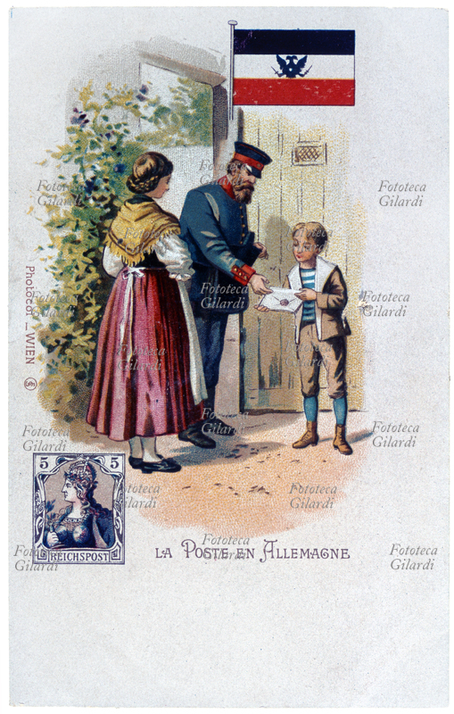 POSTA in Germania. Il postino in uniforme consegna una lettera ad un bambino. Cartolina postale da una serie che illustra con scenette di genere i servizi postali nelle varie parti del mondo; ogni soggetto è completato dalla bandiera del Paese e una riproduzione di un francobollo nazionale. Cromolitografia, Francia, 1903.