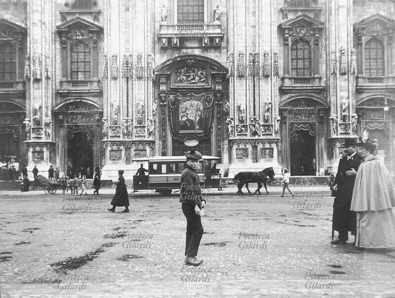 MILANO Borghesi, ragazzini e tram a cavalli a passeggio in piazza del Duomo. Fotografia presa tra 1895 e il 1905.