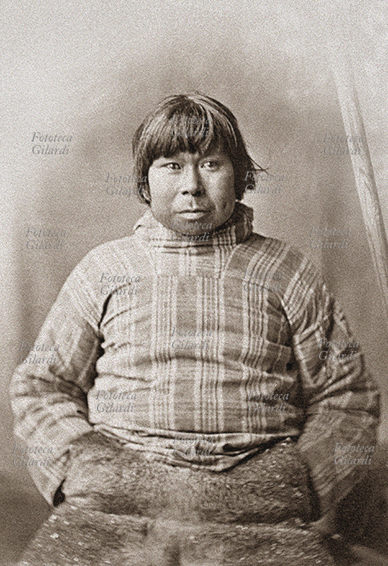 ANTROPOLOGIA uomo in abbigliamento Yupik a Berlino, ritratto frontalmente. Collezione Enrico H. Giglioli. Fotografia acquistata a Berlino, giugno 1880