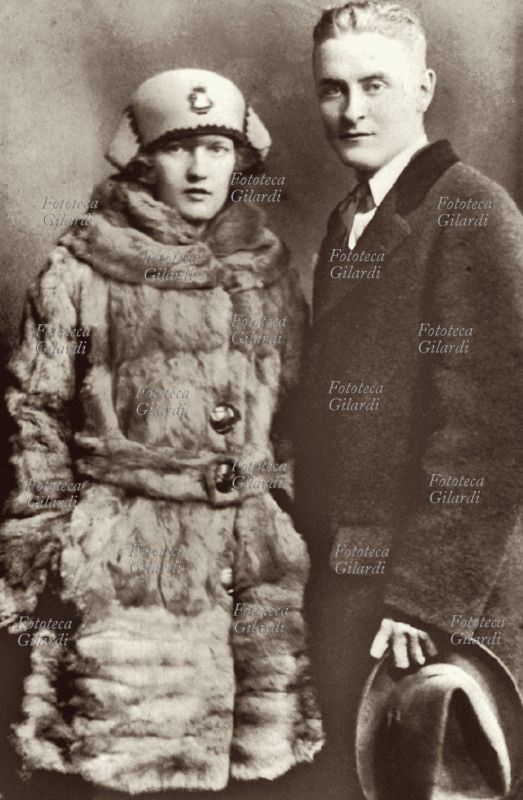 Francis Scott FITZGERALD (1896-1940) scrittore statunitense fotografato insieme alla moglie Zelda Sayre, 1925 circa. Tra le sue opere: Di qua dal paradiso, 1920; Il grande Gatsby, 1925; Tenera è la notte, 1934; Gli ultimi fuochi, (postumo) 1941.