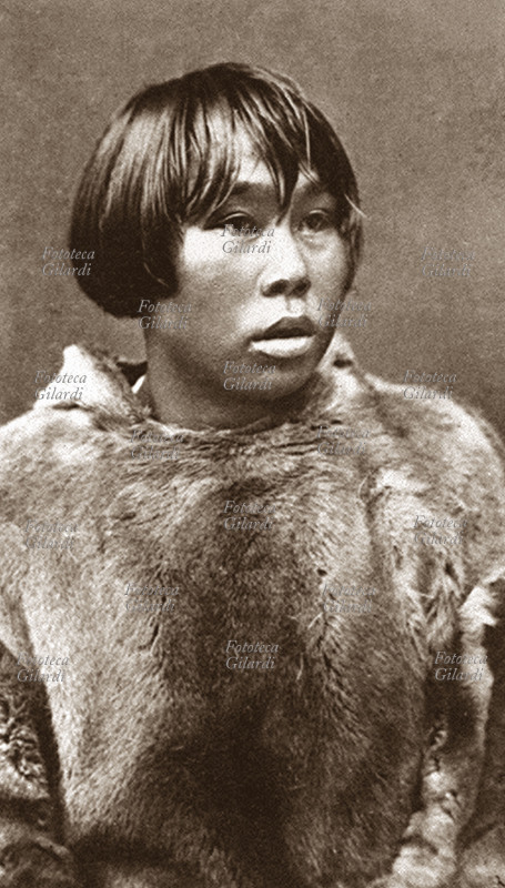 ANTROPOLOGIA ragazzo inuit. Collezione Enrico H. Giglioli. Fotografia acquistata a Parigi, maggio 1882