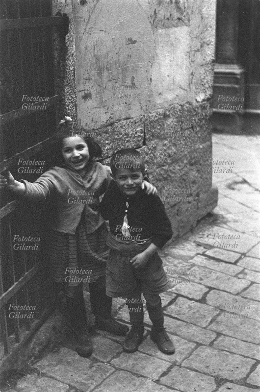 ITALIA Venosa, bambini. Fotografia di Ando Gilardi (1921-2012) #andogilardi, parte di un ampio servizio realizzato per \