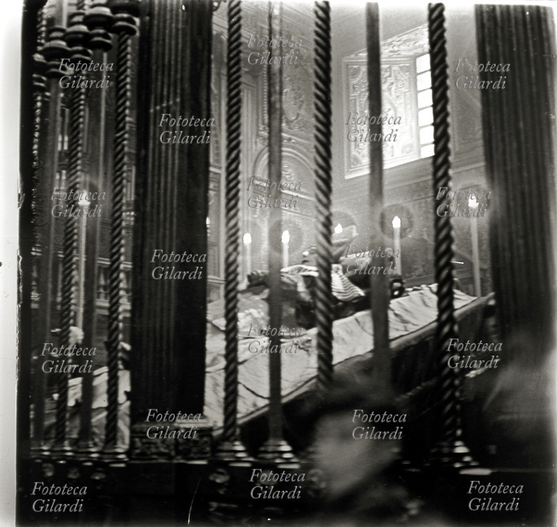 PAPA BENEDETTO XV (Giacomo Della Chiesa 1854-1922) eletto il 3 settembre 1914, incoronato il 6 dello stesso mese. La salma di Benedetto XV esposta in S. Pietro. Fotografia, lastra stereoscopica in vetro, 1922