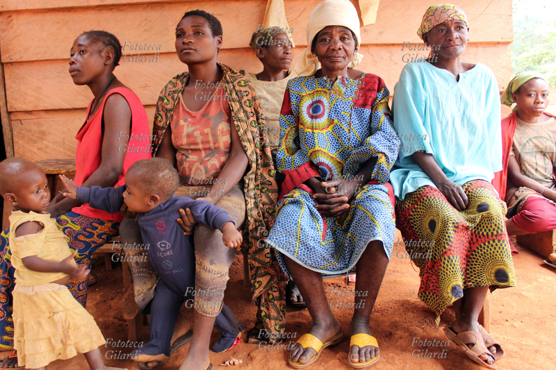 AFRICA donne e bambini. Il villaggio appartiene a un gruppo etnico chiamato genericamente \