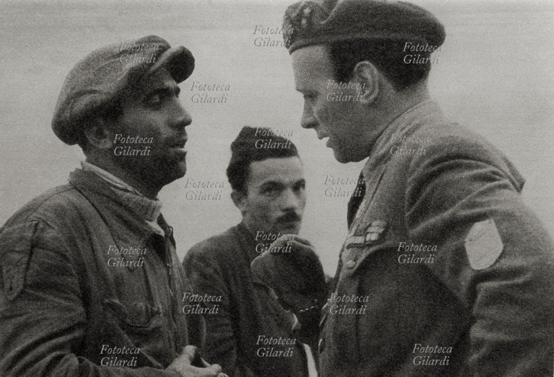 SECONDA GUERRA MONDIALE Resistenza, La Spezia. Un partigiano caduto prigioniero dei fascisti è interrogato da un ufficiale della X MAS. Italia, marzo 1944.