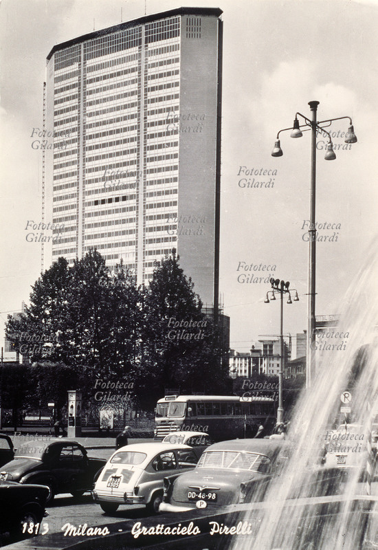 MILANO Grattacielo Pirelli. Si trova in piazza Duca D\
