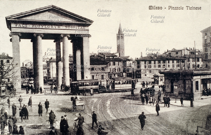 MILANO Piazzale Ticinese. Al centro la Porta Ticinese, il traffico intenso di tram, biciclette, carri e pedoni rende una visione del piazzale densa di attività. Cartolina postale fotocollografica. Milano, 1925