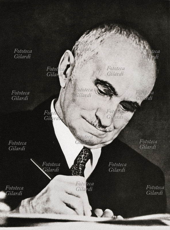 Luigi EINAUDI (1874-1961) ritratto fotografico. Fu Presidente della Repubblica Italiana dal 1948 al 1955 e poi, finito il mandato, divenne senatore a vita. Ritratto nel suo studio, Italia 1960