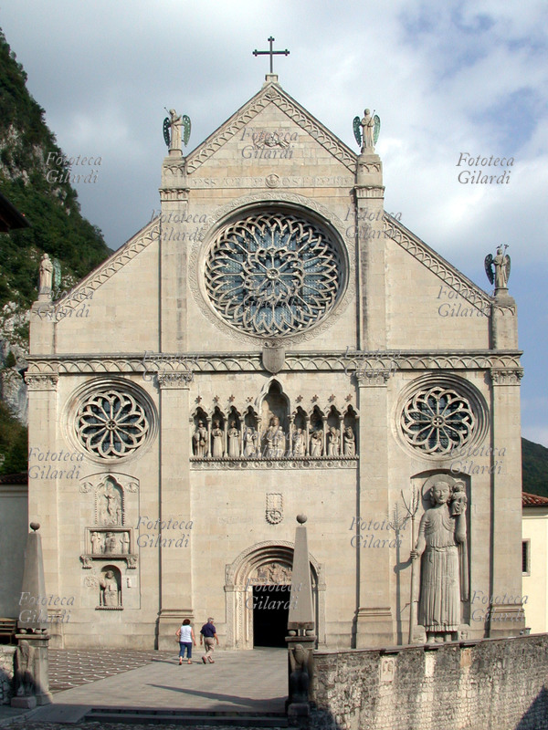 GEMONA DEL FRIULI Facciata del Duomo. In alto la Galleria dell\