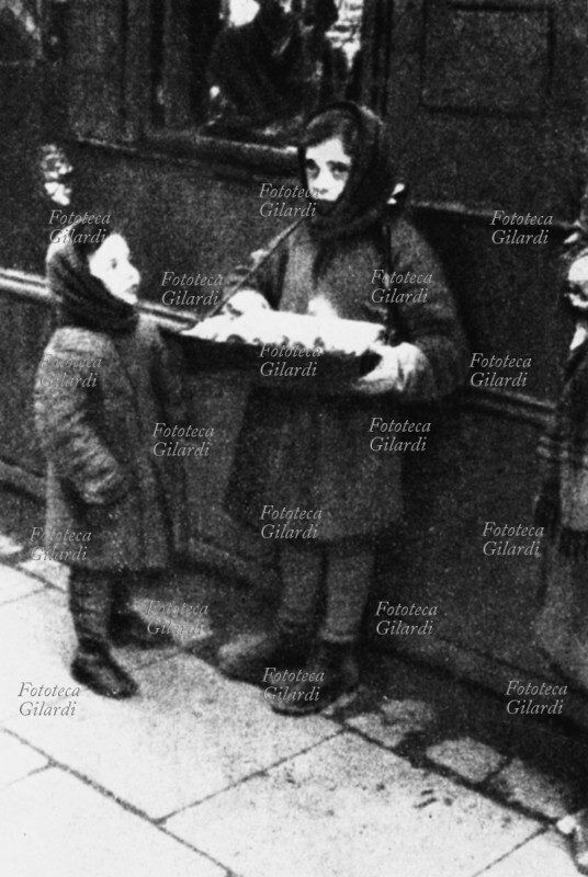 ANTISEMITISMO Due bambine, piccole venditrici ambulanti nel ghetto di Lodz, Polonia, 1939-41.