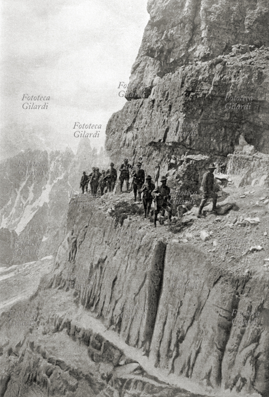 PRIMA GUERRA MONDIALE Alpini in marcia su una mulattiera a strapiombo nella roccia. Italia, 24 maggio 1916