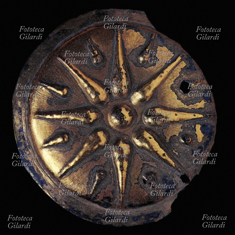 ALESSANDRO MAGNO (356 - 323 a. C.) disco decorativo che riprende la forma e il motivo a stella dello scudo macedone. Grecia, IV sec. a.C.