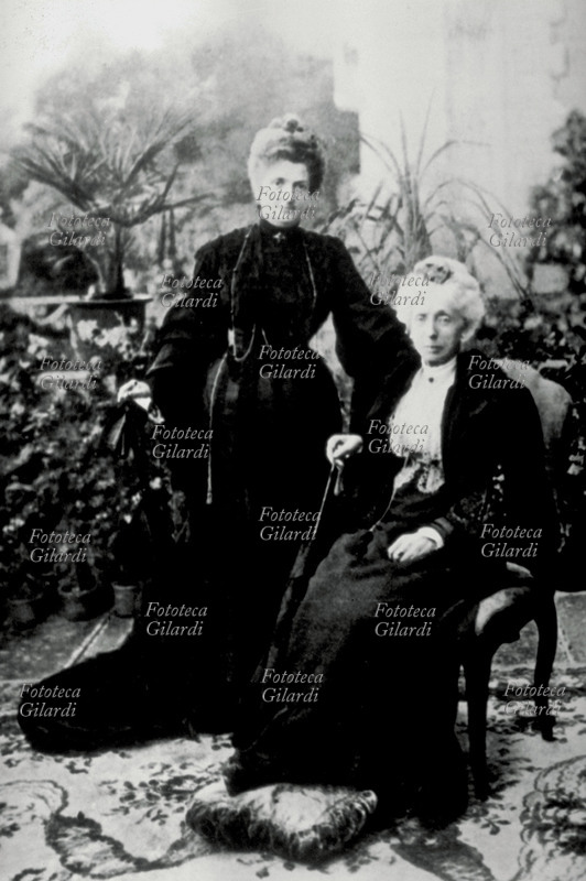 Margherita of Savoy with the mother, Duke of Genoa. Both dressed of dark, carry in the left a ombrellino dark. Italy, January 1903.