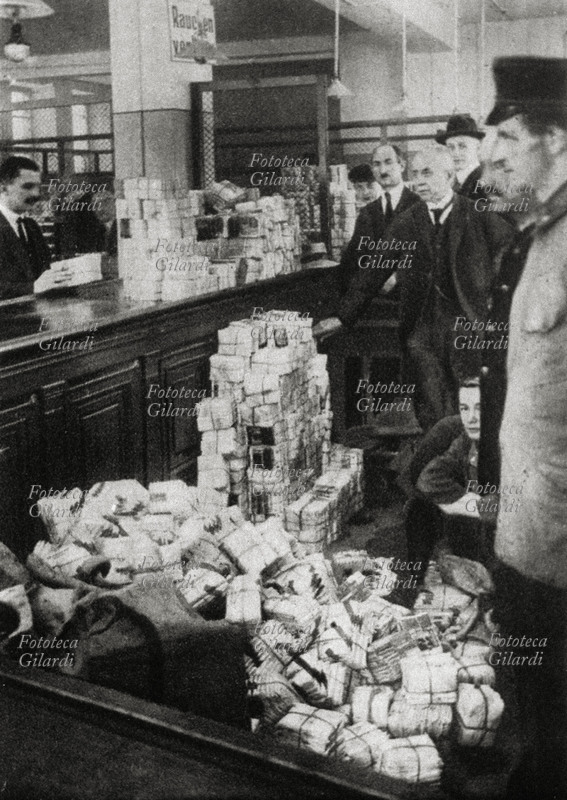 INFLAZIONE Una scena normale agli sportelli di una Banca: 1 dollaro per 20.000.000 di marchi. Germania 1925