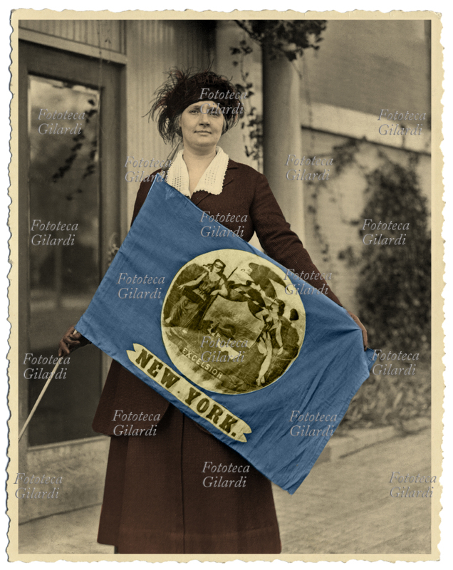 Miss Edith AINGE mostra la bandiera di New York che sarà  portata al congresso di Washington del Partito Nazionale delle Donne, dalla delegazione di 68 donne dello stato di New York. Febbraio 1921