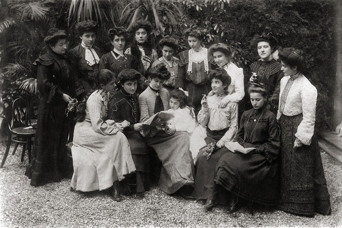 GRUPPO DI DONNE EMANCIPATE CON MIMOSA GRUPPO DI DONNE EMANCIPATE CON MIMOSA