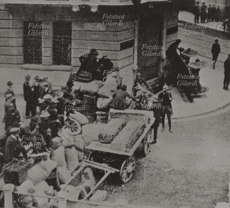 FASCISMO Milano, via San Marco: una barricata di \
