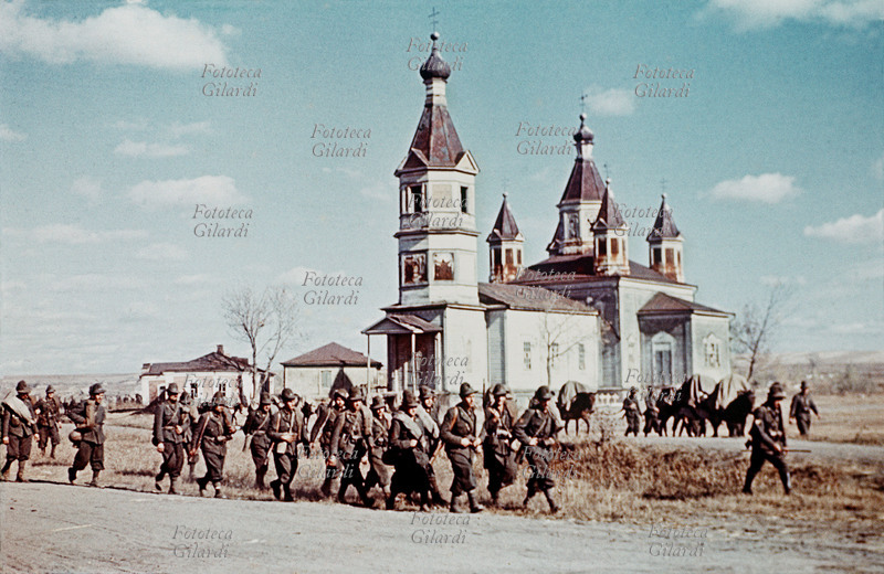 II GM URSS ITALIA Il Battaglione Verona entra marciando in Ucraina. Fotografia eseguita dal tenente Roberto Cacchi, autore di numerose rare testimonianze fotografiche a colori della tragica spedizione in Russia, reduce sopravvissuto della 2^ Divisione alpina "Tridentina", 6° Reggimento Alpini al comando del colonnello Paolo Signorini, Battaglione Verona. URSS, 1942