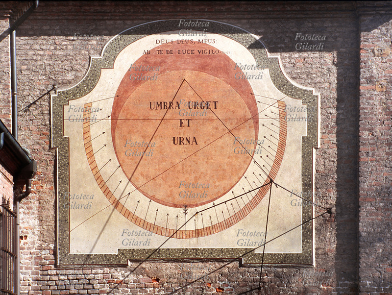 MERIDIANA Orologio solare posto sulle mura di cinta del complesso architettonico adiacente alla Reggia di Stupinigi, del 1730 circa. Fotografia, Torino 2006.