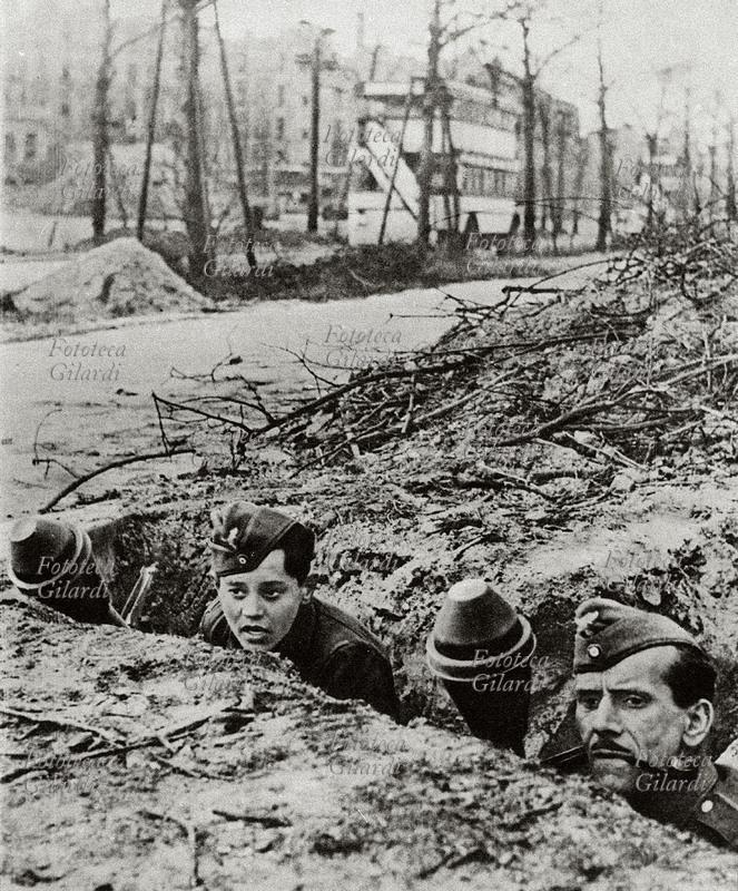 II GUERRA MONDIALE battaglia per le vie di Berlino: soldati sovietici in postazione. Germania, aprile 1945