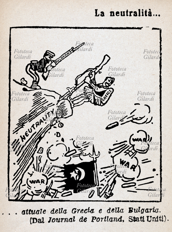 I G.M. GRECIA e BULGARIA neutralismo: due soldati molto preoccupati, un bulgaro e un greco, in equilibrio precario sul picco della neutralità, sentono scoppi di bombe e proiettili della guerra e vedono sventolare la malconcia bandiera turca. "La neutralità  attuale della Grecia e della Bulgaria" (Da: "Journal de Portland", U.S.A.). Rassegna intitolata "La guerra nella caricatura", tratta dai maggiori periodici italiani ed esteri e pubblicata da "La Stampa", Torino 1915.
