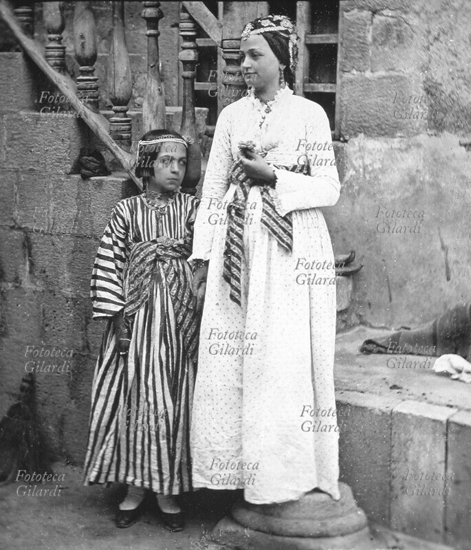 GERUSALEMME donna e bambina siriane. Ritratto fotografico a figura intera, Impero Ottomano 1900 circa.