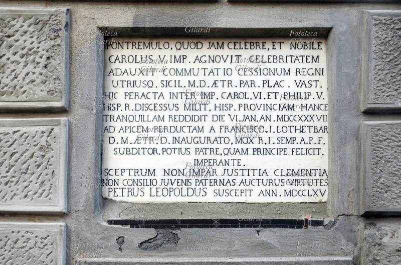 MISURAZIONE targa che riassume i passaggi di potere sul territorio di Pontremoli, da Carlo V imperatore di Spagna a Pietro Leopoldo del granducato di Toscana; alla base della targa è incastonata una misura campione. Italia, 1765