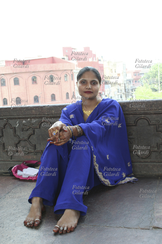 DONNA Ritratto di donna in abito tradizionale, al Jama Masjid, che è la principale moschea di Old Delhi. Commissionata dallimperatore mughal Shah Jahan e completata nel 1656, è una delle più grandi e conosciute moschee in India. Fotografia di Raffaella Milandri. India, maggio 2007