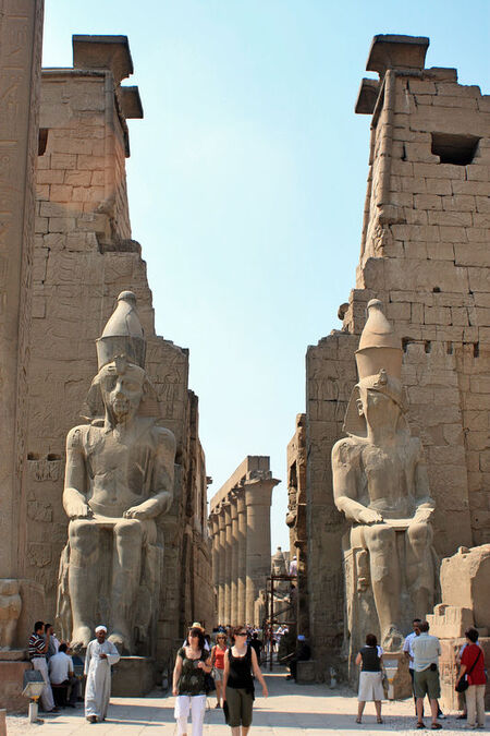 TURISTI ALL INGRESSO DEL TEMPIO DI LUXOR TURISTI ALL INGRESSO DEL TEMPIO DI LUXOR