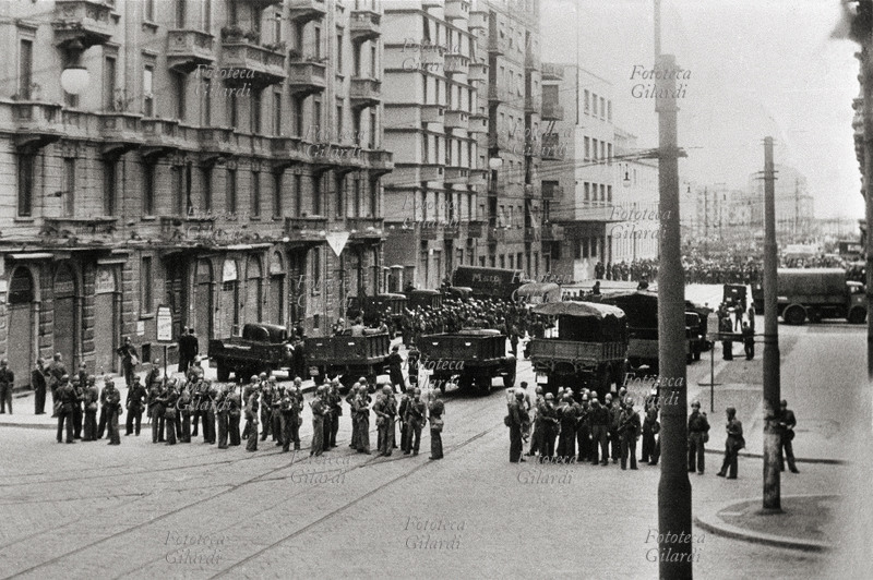 STORIA DEL MOVIMENTO OPERAIO Sciopero contro i licenziamenti alla Motta di Milano. Sbarramenti stradali in viale Corsica, lavoratori e polizia si confrontano. 15 luglio 1948