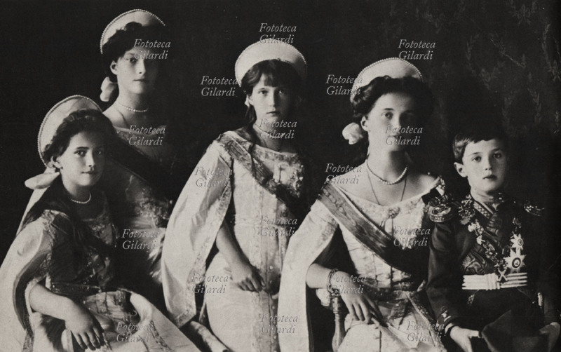 NICOLA II Romanov (1868-1918) Gruppo fotografico dei figli dello zar. Da sinistra: Tatiana, Maria, Anastasia, Olga e lo zarevic Alessio.