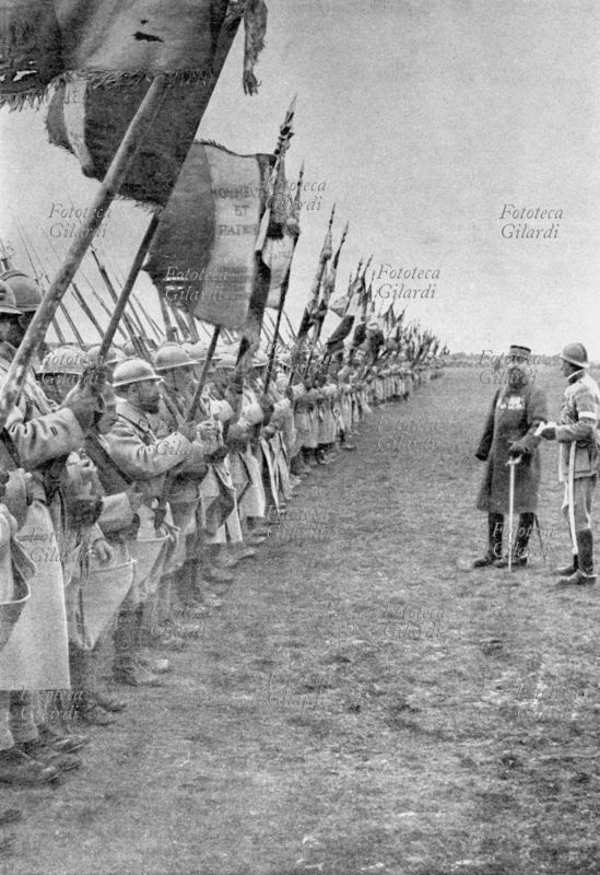 I GM Verdun: il generale Henri Gouraud (17 novembre 1867 – 16 settembre 1946) passa in rivista le bandiere dei reggimenti che si sono distinti nella battaglia. L\