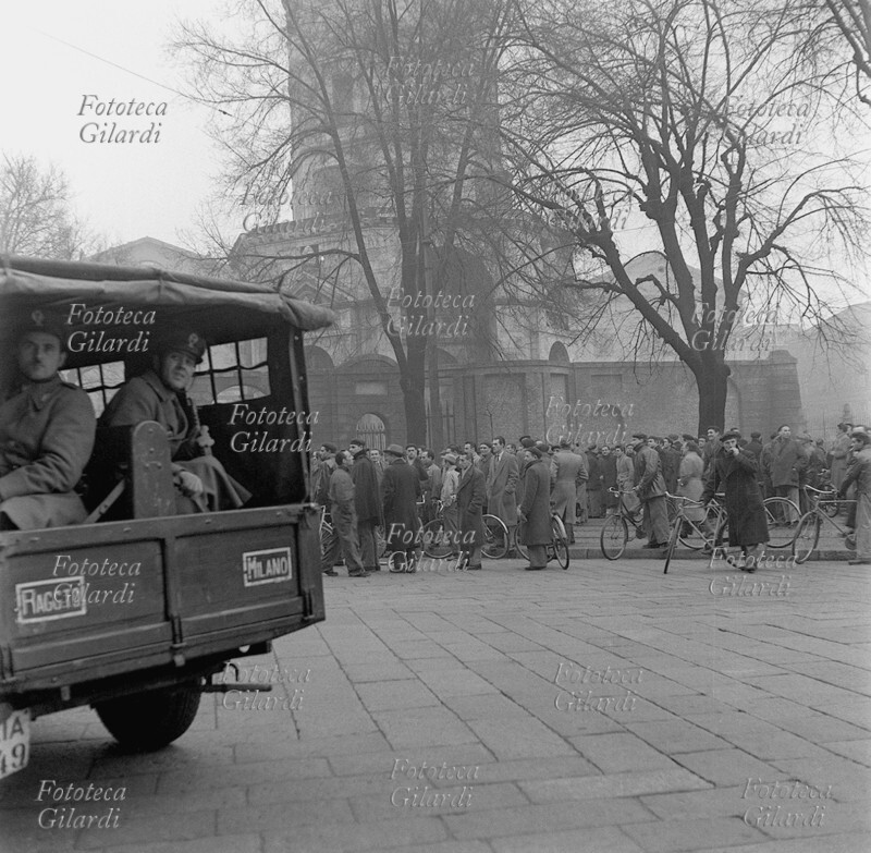 STORIA DEL MOVIMENTO OPERAIO lavoratori della O.M. (Officine Meccaniche) in sciopero contro la smobilitazione ed i licenziamenti, schierati in manifestazione in piazza Sant\
