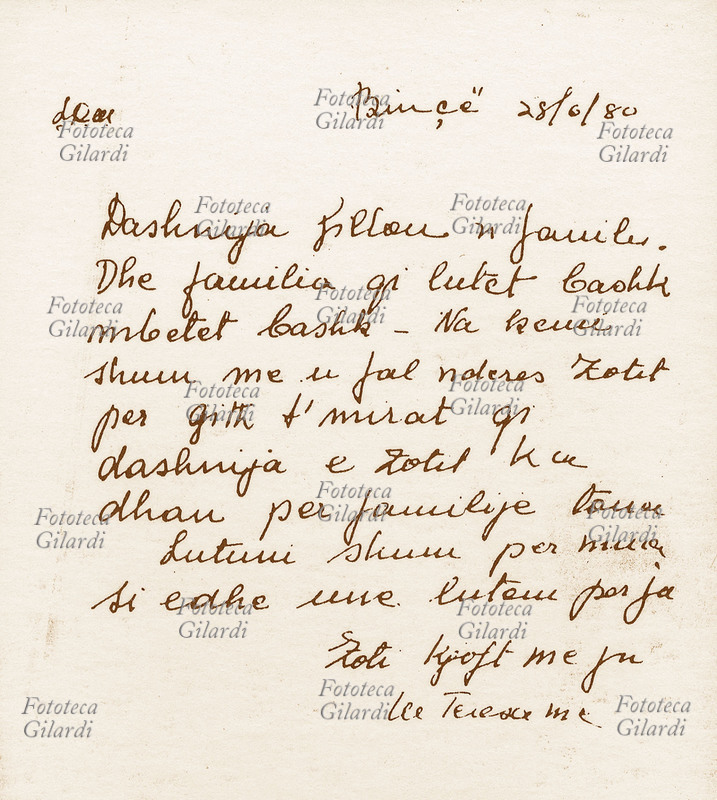 MADRE TERESA (26 agosto 1910 – 5 settembre 1997), religiosa albanese naturalizzata indiana di fede cattolica, fondatrice della congregazione religiosa delle Missionarie della carità. Lettera scritta in albanese nella parrocchia di Binça (Diocesi di Skopie-Prizren). \