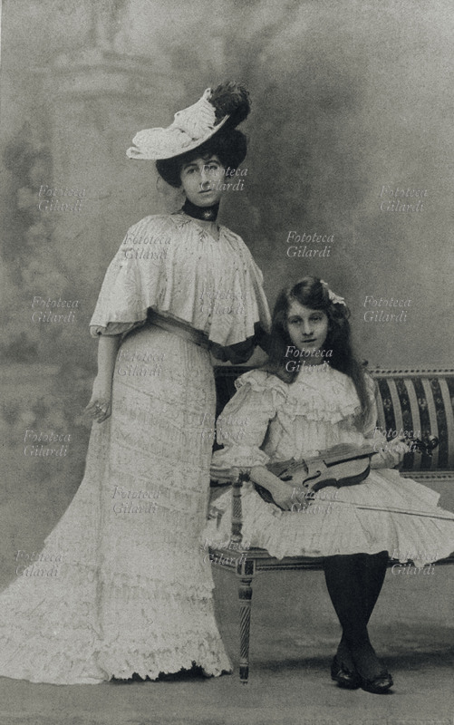 Annie VIVANTI (Anna Emilia Vivanti, Londra 7 aprile 1866 – Torino 20 febbraio 1942) scrittrice e poetessa italiana nata esule a Londra (dove il padre mazziniano aveva trovato rifugio politico), in un ritratto fotografico con la figlia Vivien, violinista prodigio, nata dal matrimonio con il patriota irredentista irlandese John Chartres. Italia, ottobre 1906