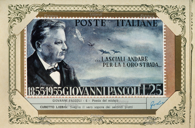 Giovanni PASCOLI (31 dicembre 1855 – 6 aprile 1912). Il francobollo commemorativo del centenario della nascita, su bozzetto di G. Savini che comprende il ritratto del celebre poeta italiano, un volo di uccelli e il verso "...lasciali andare per la loro strada...", riprodotto sulla figurina Liebig della serie "Giovanni Pascoli", n. 6, "Poesia del mistero". CUBETTO LIEBIG: Sveglia il vero sapore dei secondi piatti. Fotolitografia, Italia, 1955