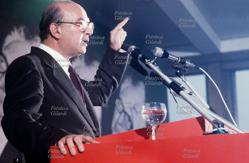 Bettino CRAXI (1934-2000) politico, Nel 1957, a soli 23 anni, è eletto nel Comitato centrale del Partito socialista. Dal 1960 al 1970 è consigliere e poi assessore del Comune di Milano. Nel 1965 entra nella Direzione del Psi e il 19 maggio del 1968, viene eletto per la prima volta deputato nel collegio Milano-Pavia con 23.788 voti di preferenza. Segretario del Partito Socialista italiano dal 1976 al 1993, Craxi sarà deputato fino al 1992. Italia, circa 1976