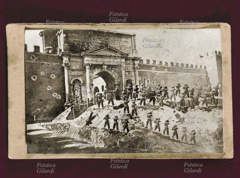 PRESA DI PORTA PIA Raro e originale carte-de-visite derivato dalla famosa fotografia della conquista di Porta Pia. Qui sono state aggiunte le figure dei morti e di numerosi bersaglieri nell\