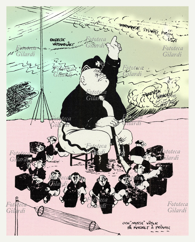 Benito MUSSOLINI (29 luglio 1883 – 28 aprile 1945) caricatura svedese del dittatore fascista, duce degli italiani; gigantesco, seduto al centro di un cerchio di sottoposti in ascolto radio, alza un dito per sentire che vento tira da Regno Unito, USA, Tunisia prima di decidere che fare; il commento: \