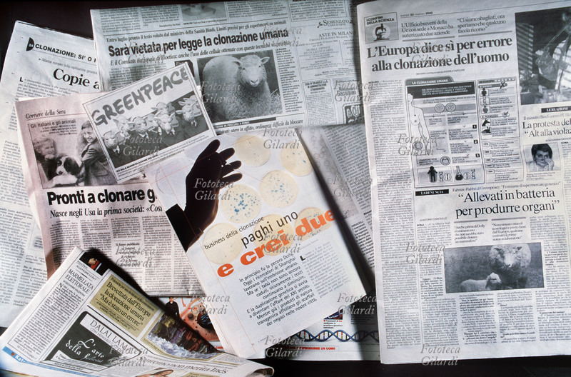 CLONAZIONE varie pagine di giornali che trattano il problema della clonazione umana. \