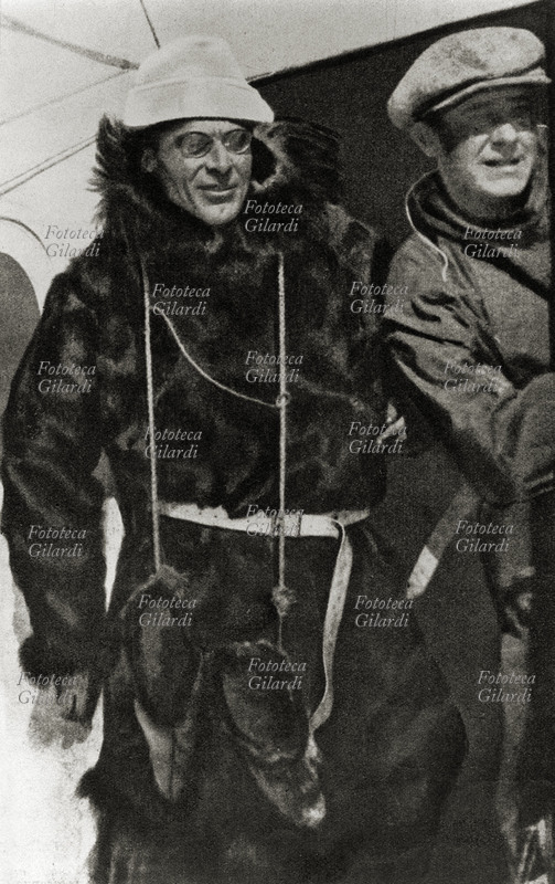 Umberto NOBILE (1885-1978) sulla porta della cabina del dirigibile \