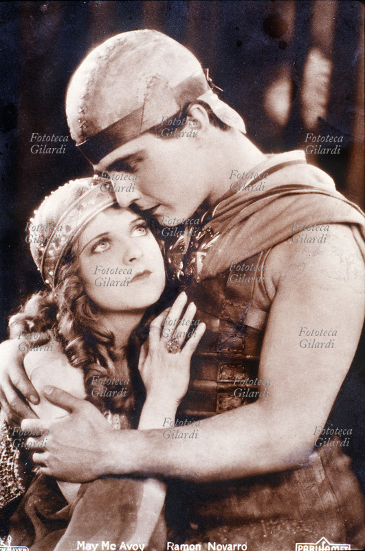 Ramon NOVARRO (Ramon Gil Samaniegos, 1899-1968) e May McAvoy in una scena del film: Ben Hur (1926) diretto da Fred Niblo. Immagine promozionale distribuita da Metro Goldwyn Mayer, U.S.A. 1926