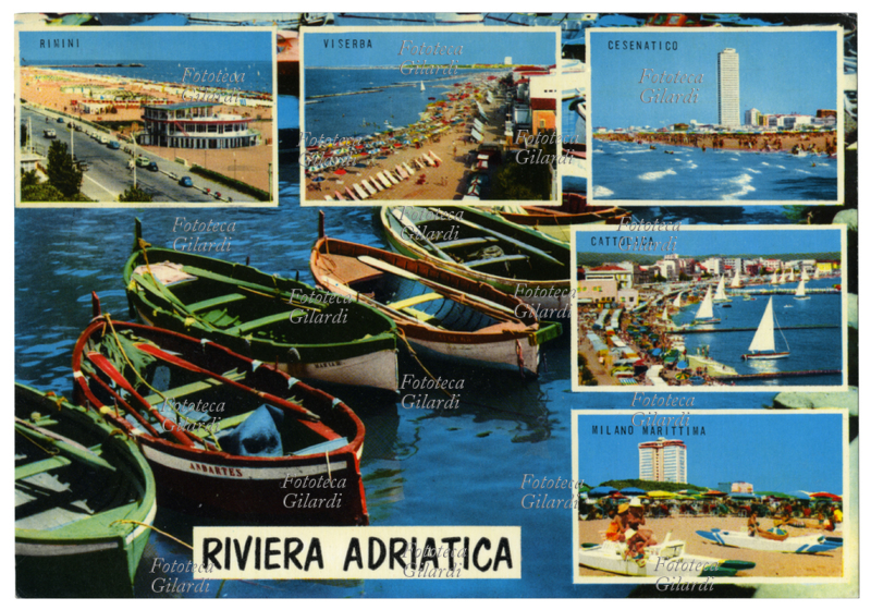 TURISMO I vasti lidi sabbiosi delle località balneari della "Riviera adriatica: Rimini, Viserba, Cesenatico, Cattolica, Milano Marittima", circondano in fotomontaggio una pittoresca fila di barche a remi ormeggiate. Cartolina postale, Italia 1960