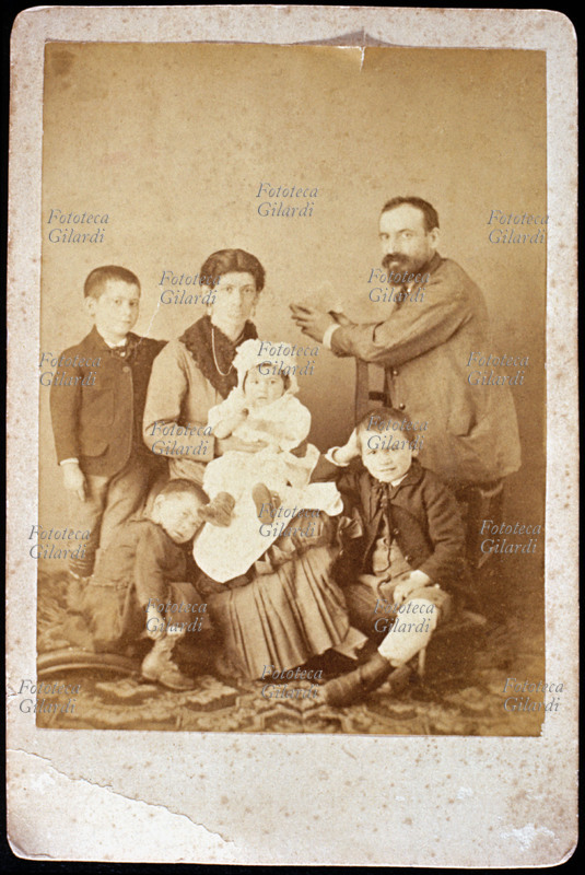 FAMIGLIA genitori e quattro figli maschi. ognuno ha un proprio modo di mantenere l\