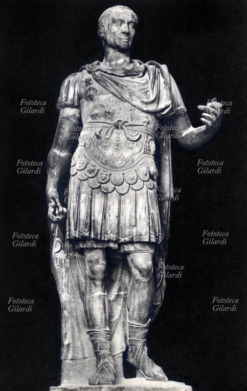 Caio GIULIO CESARE (100-44 a.C.) condottiero e statista romano, celebre oratore e scrittore, considerato uno dei massimi esponenti della latinità. Statua che lo ritrae in veste di Imperatore, I a.C.