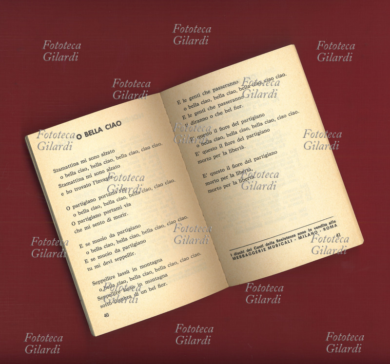Canti della RESISTENZA. Doppia pagina di paroliere delle canzoni della Resistenza italiana edito dalle edizioni musicali Bella Ciao di Milano, 1965