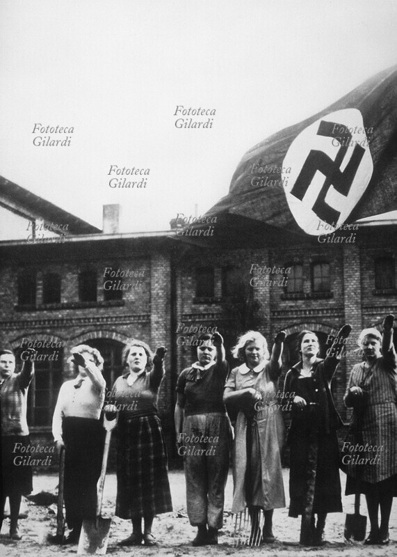NAZISMO Lavoratrici volontarie per la \