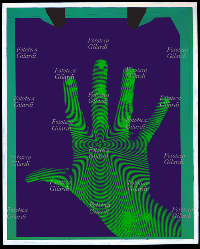 MANO SIMBOLICA Immagine positiva elaborata nei colori arbitrari viola e verde con retino a cerchi concentrici; tavola che esemplifica la selezione dei toni partendo da fotografia b/n in pellicola lith o fotolitografica, che con l\