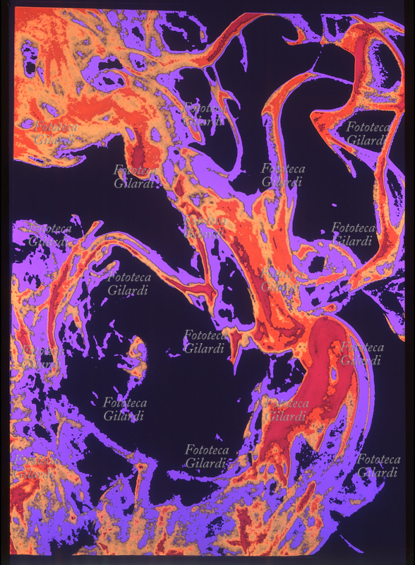 COLORI ARBITRARI elaborazione cromatica di multiflash di una spirale di fumo, ciascun lampo con diverso filtro colorato (vedi scheda con appunti tecnici compilata a mano da Gilardi in 38559). Toni di violetto, rosso e arancione su sfondo nero. Il sofisticato procedimento di colorazione creativa arbitraria è stato ideato dall\