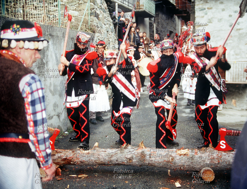 TRADIZIONI POPOLARI Sampeyre, località Villar, Baìo 2002. I quattro \